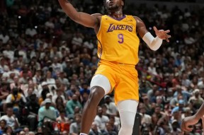 开云棋牌下载赛地聚焦：NBA季后赛转会期热度飙升，洛杉矶湖人门线救险，球迷炸锅，训练强度明显提升的简单介绍