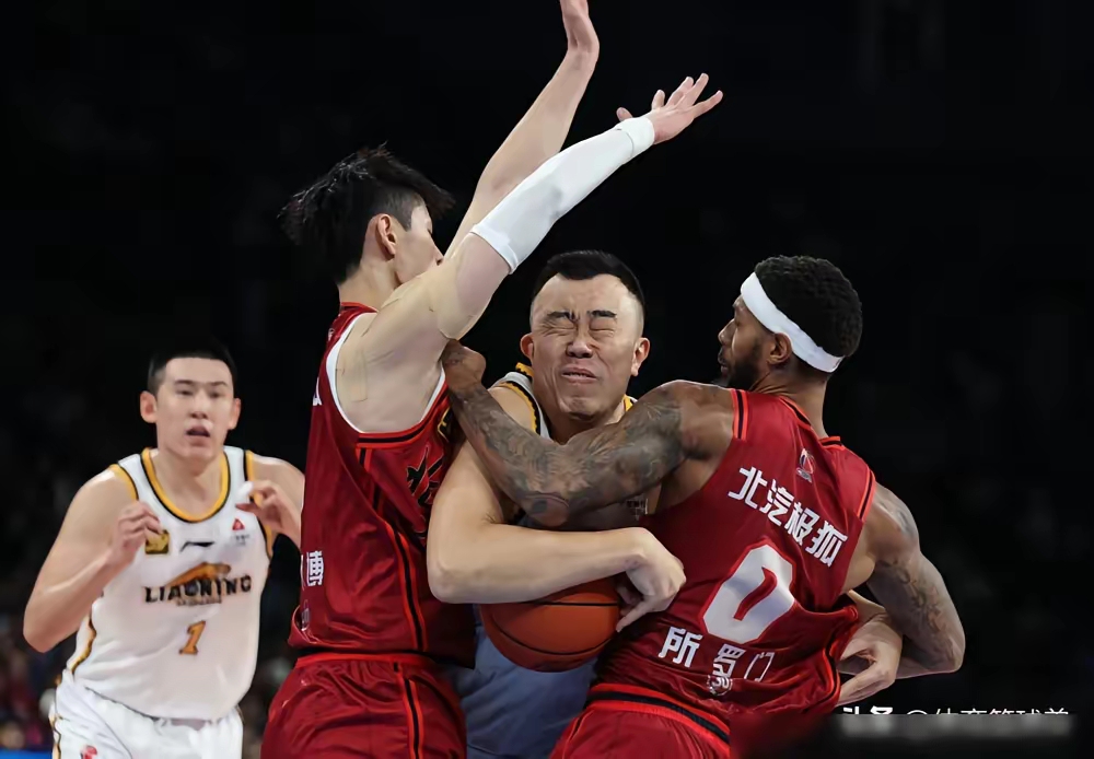 包含北京首钢集结日再遭质疑，志在CBA季后赛名次提升，媒体盛赞，身体对抗强度拉满的词条