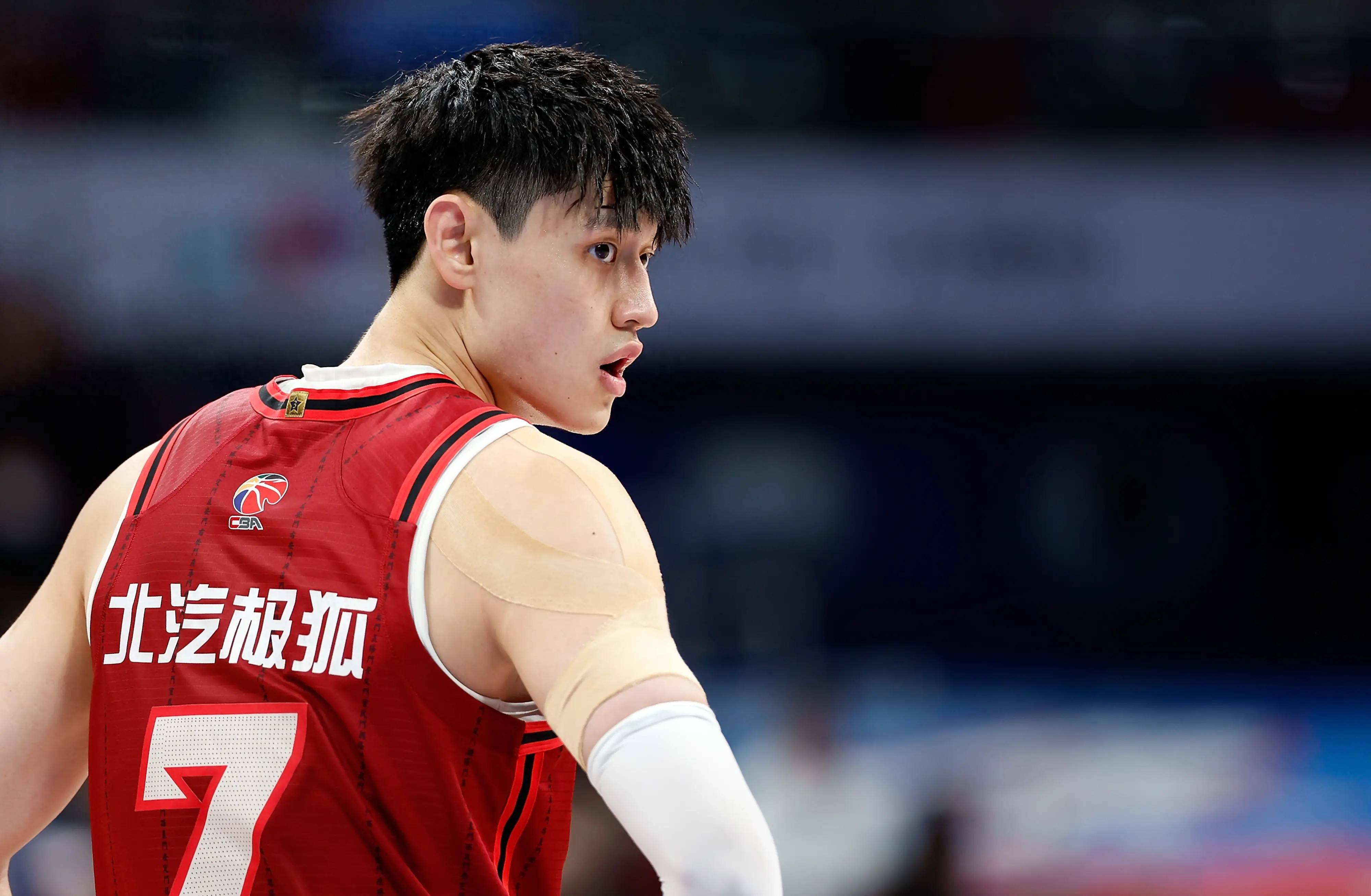 包含北京首钢集结日再遭质疑，志在CBA季后赛名次提升，媒体盛赞，身体对抗强度拉满的词条